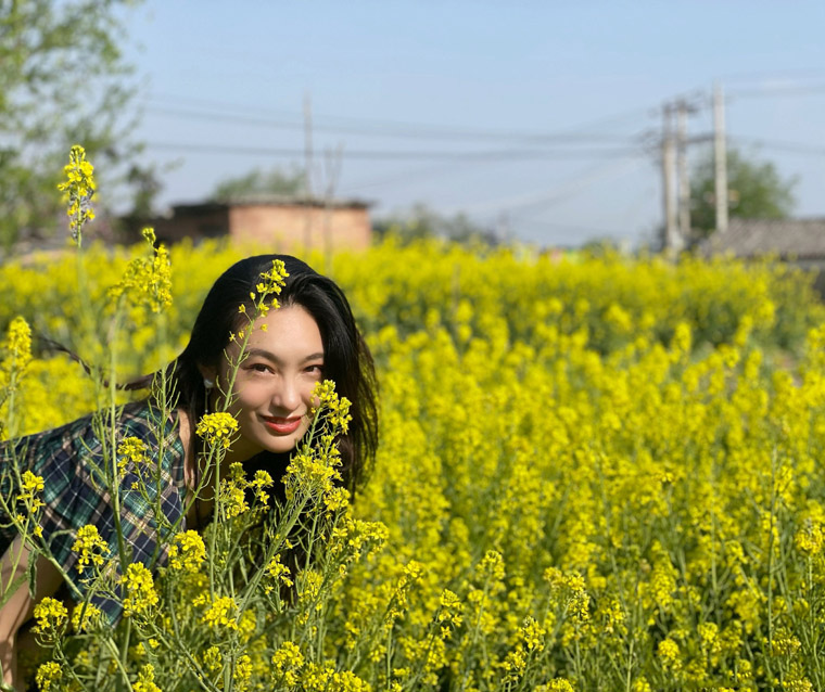 王可如油菜花田夏日清新写真照