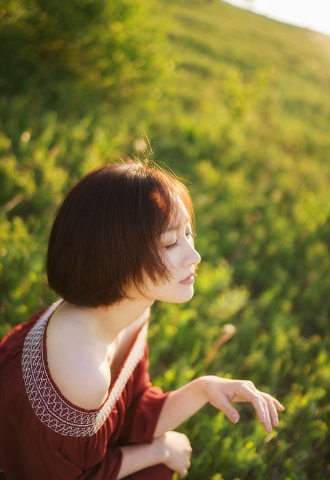 练练红裙甜美春日户外写真照