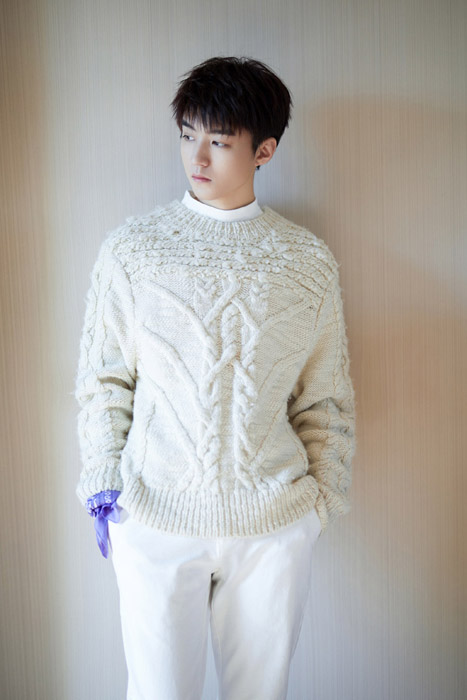 王俊凯白色毛衣温暖时尚写真照