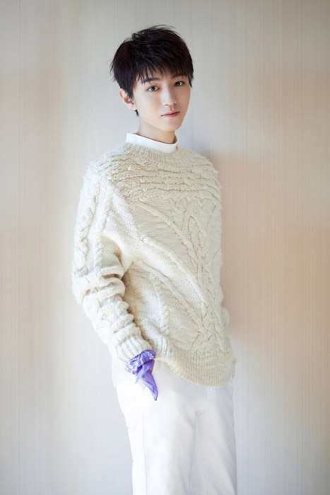 王俊凯白色毛衣温暖时尚写真照
