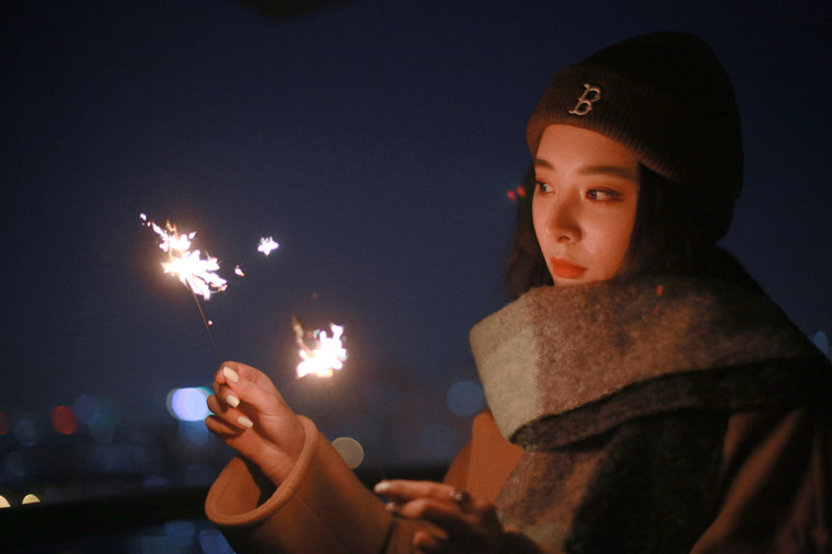 刘芷微冬日焰火唯美治愈写真照