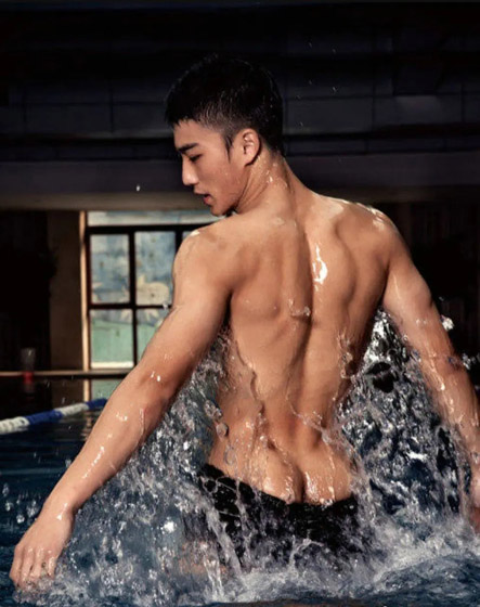 吴骏超泳池肌肉性感写真照片